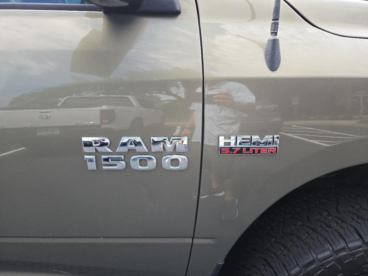 RAM 1500 4WD Quad Cab 140.5" SLT 2015