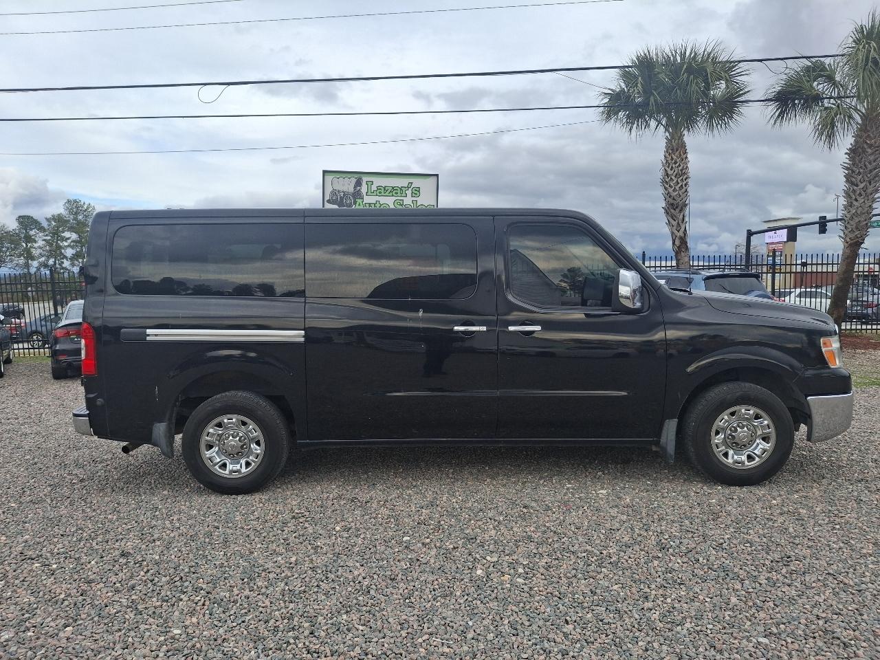 Nissan NV Passenger 3500 SL V8 2015