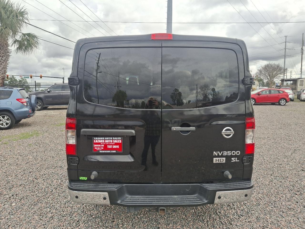 Nissan NV Passenger 3500 SL V8 2015