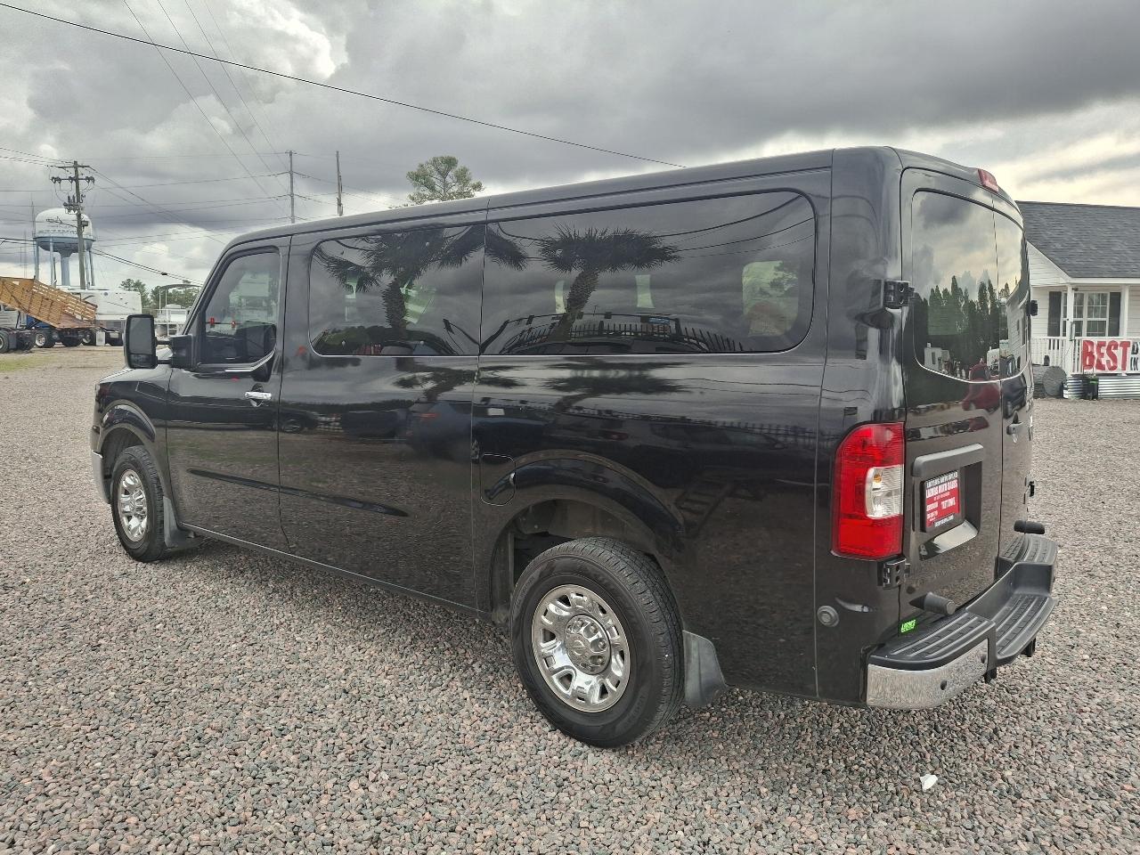 Nissan NV Passenger 3500 SL V8 2015