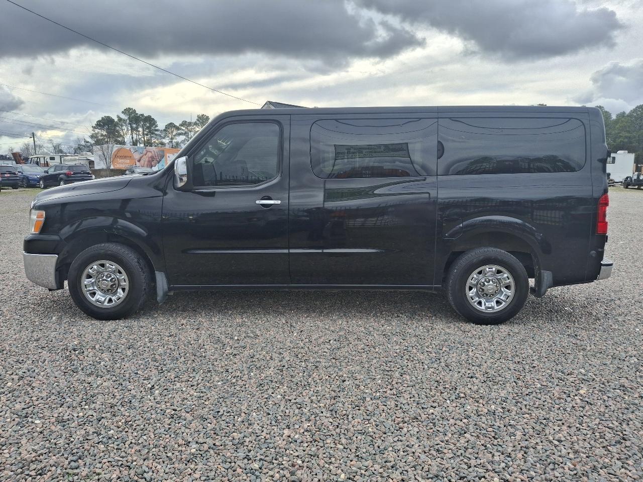Nissan NV Passenger 3500 SL V8 2015