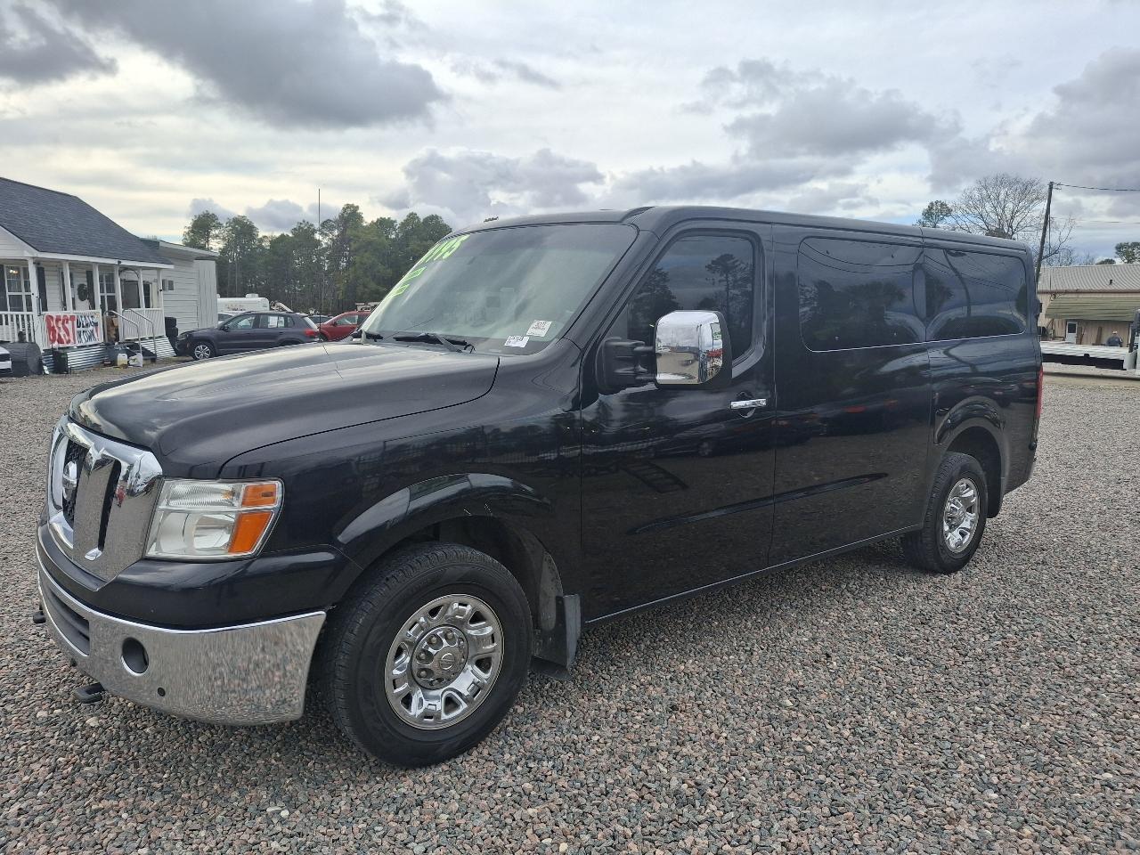 Nissan NV Passenger 3500 SL V8 2015