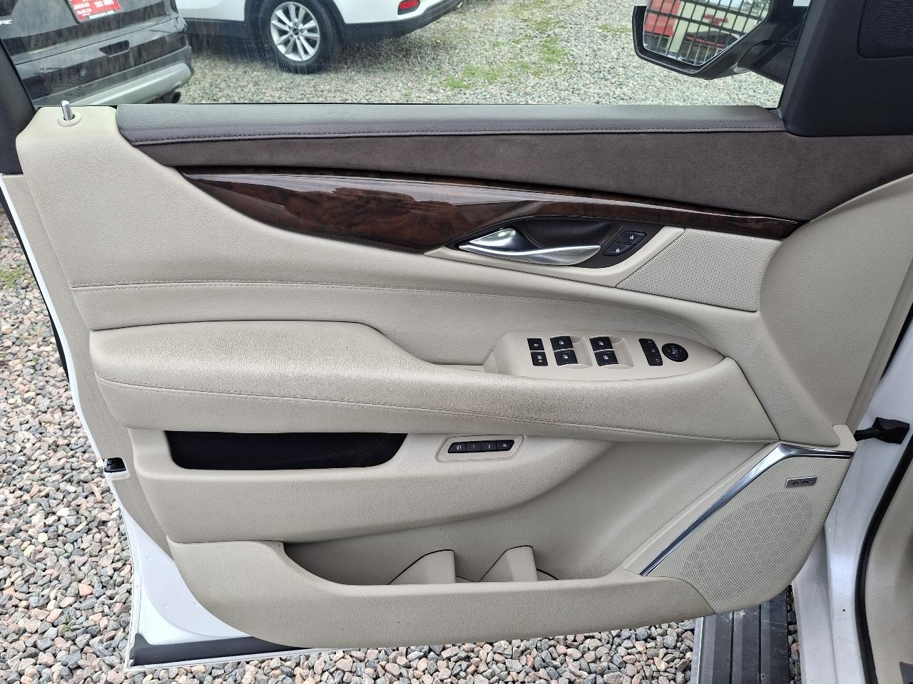 Cadillac Escalade ESV Premium 4WD 2017