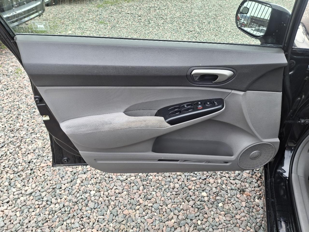 Honda Civic LX Sedan 5-Speed AT 2009