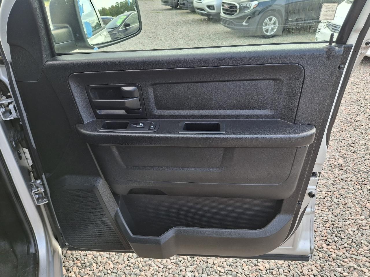 RAM 1500 Tradesman Quad Cab 4WD 2016