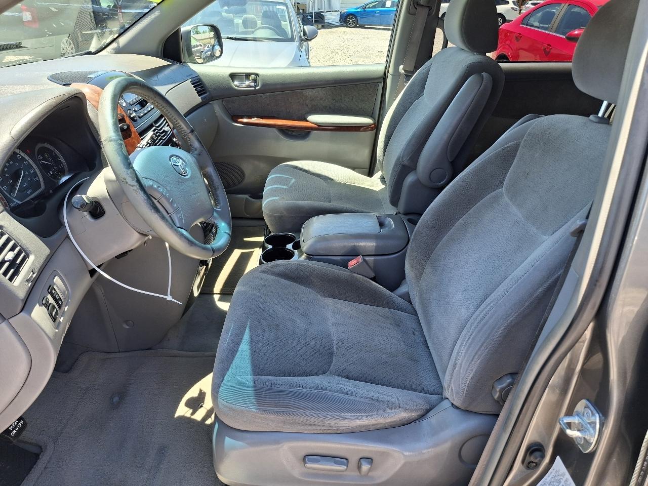 Toyota Sienna XLE 2004