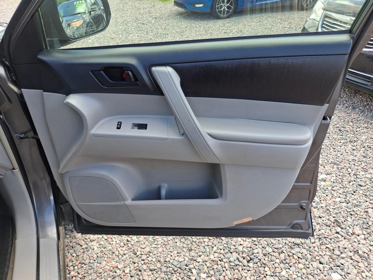 Toyota Highlander Base 2WD 2008