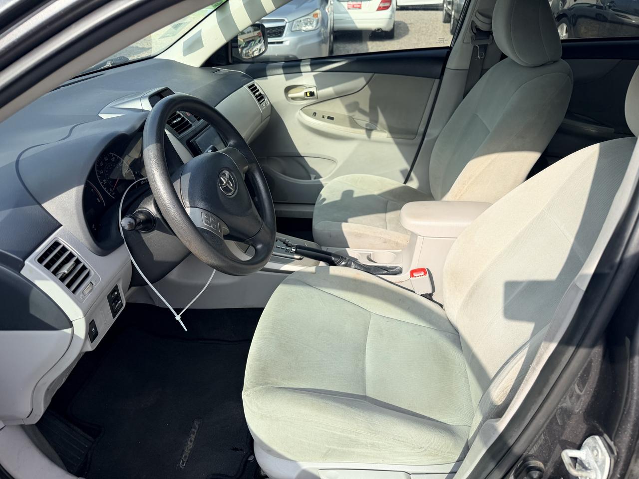 Toyota Corolla LE 4-Speed AT 2013