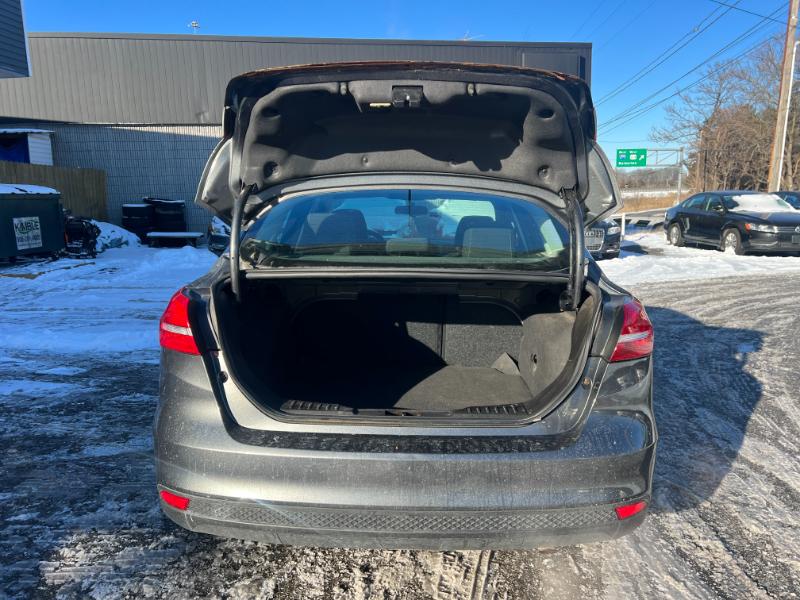 Ford Focus SE Sedan 2016