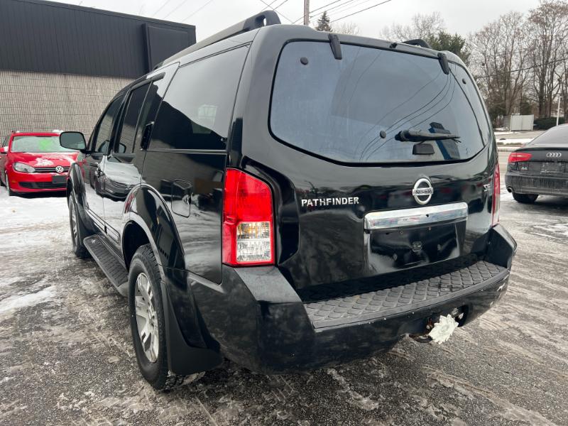 Nissan Pathfinder LE 4WD 2010