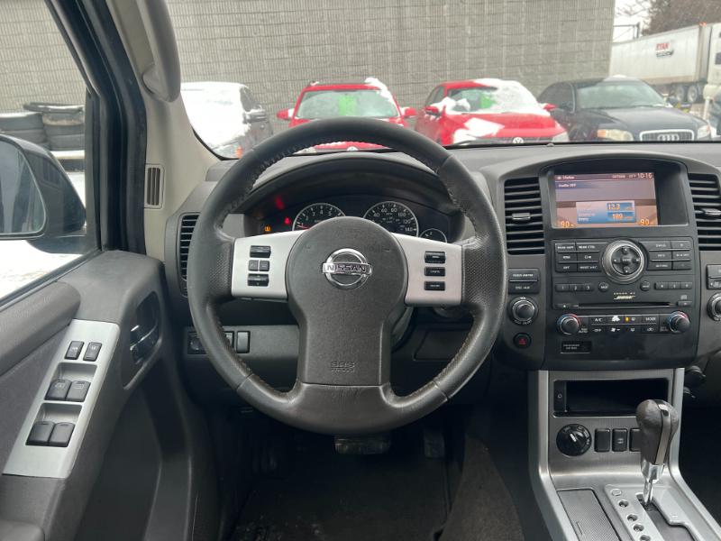 Nissan Pathfinder LE 4WD 2010