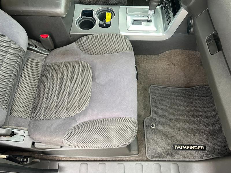 Nissan Pathfinder LE 4WD 2010