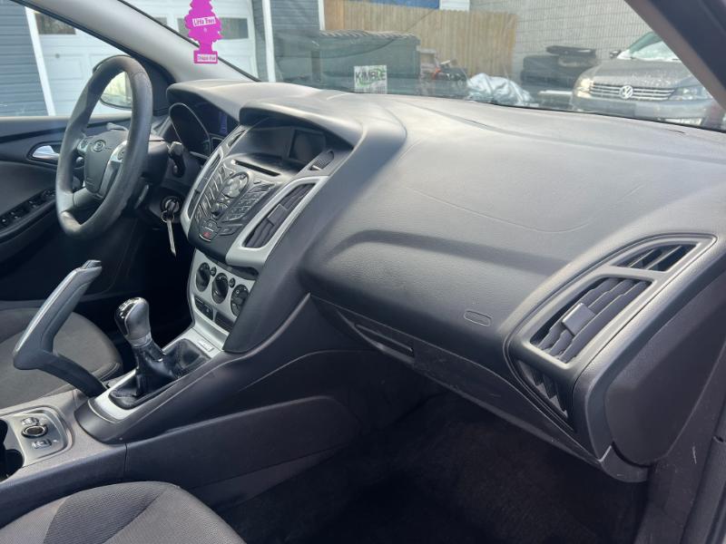 Ford Focus SE Sedan 2013