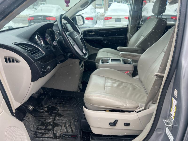 Chrysler Town & Country Touring 2013