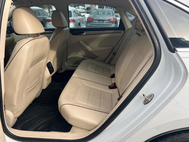 Volkswagen Passat SE PZEV 6A w/ Sunroof & Nav 2016