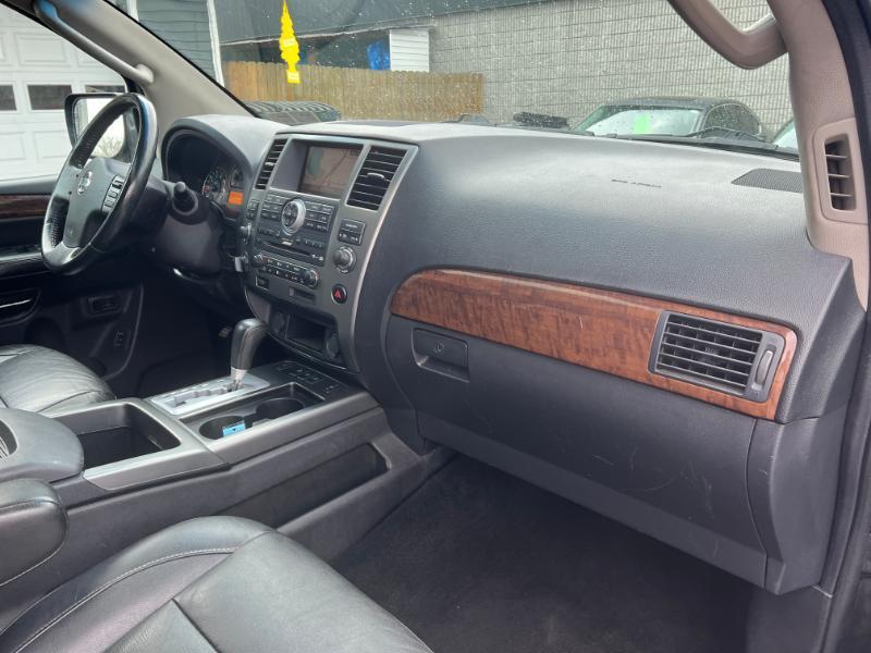 Nissan Armada Platinum 4WD 2011