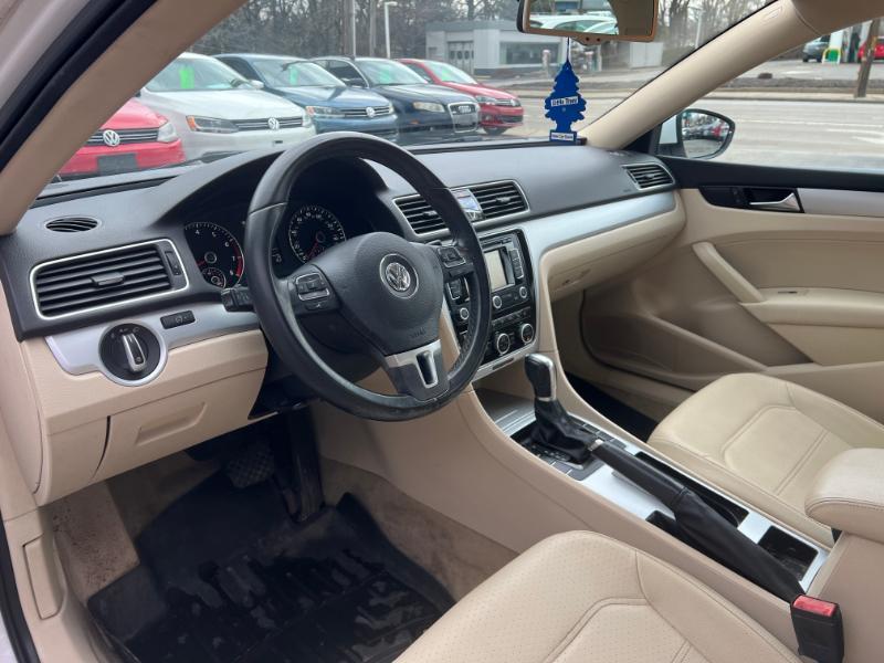 Volkswagen Passat 2.5L SE AT 2012