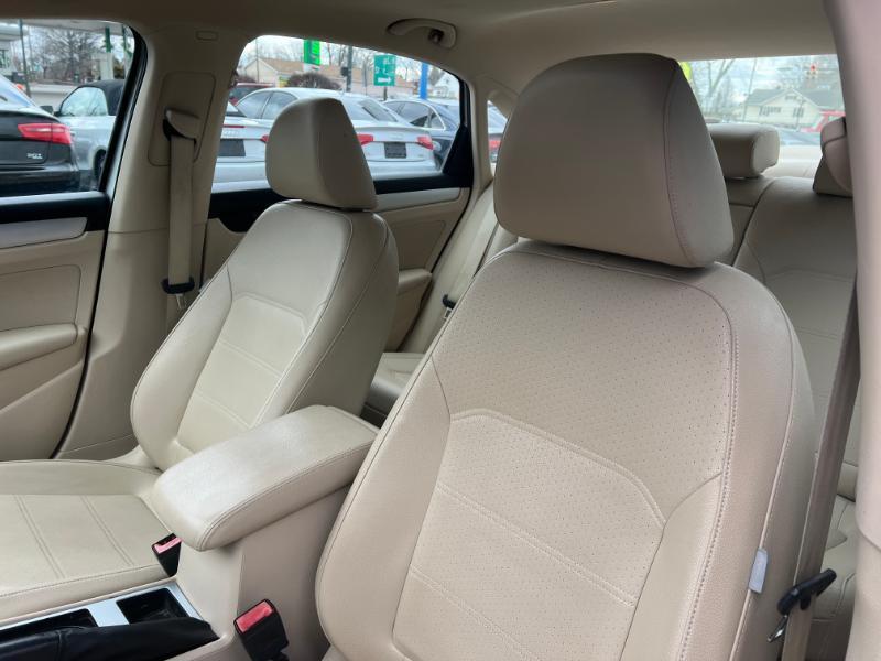 Volkswagen Passat 2.5L SE AT 2012