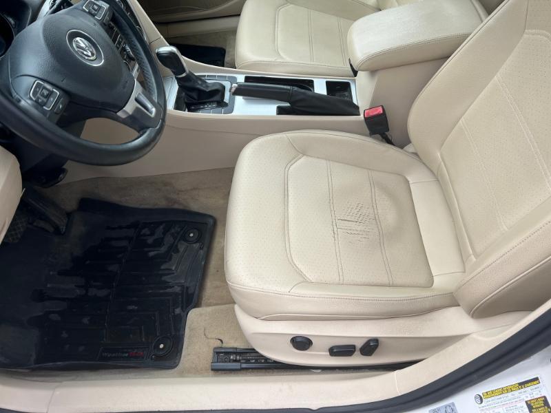 Volkswagen Passat 2.5L SE AT 2012