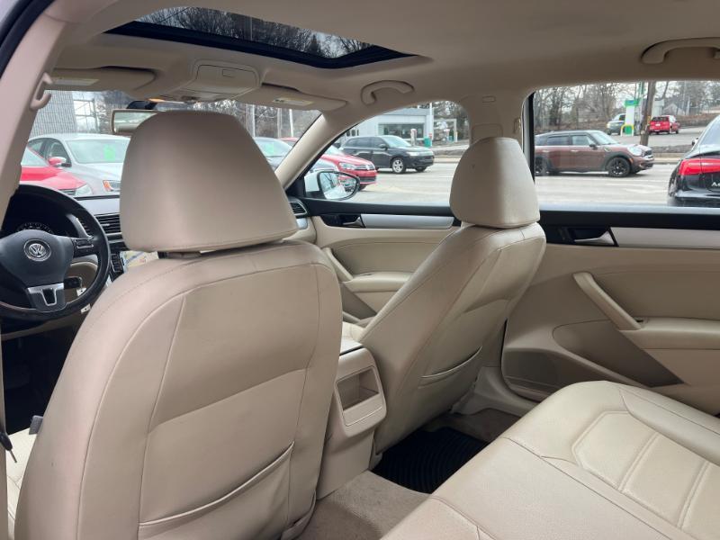 Volkswagen Passat 2.5L SE AT 2012