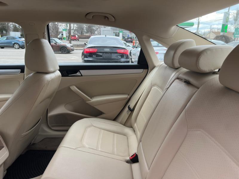 Volkswagen Passat 2.5L SE AT 2012