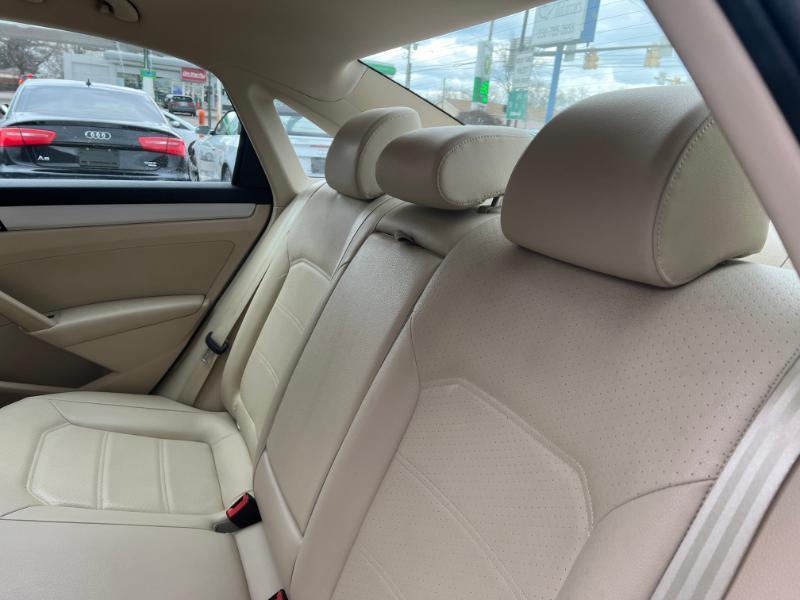 Volkswagen Passat 2.5L SE AT 2012