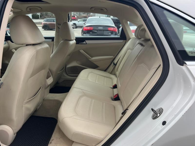 Volkswagen Passat 2.5L SE AT 2012