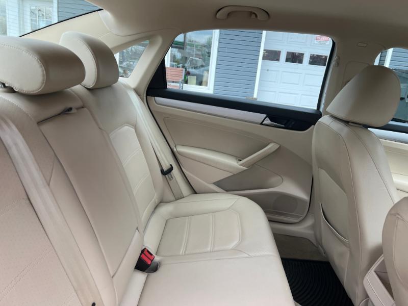 Volkswagen Passat 2.5L SE AT 2012