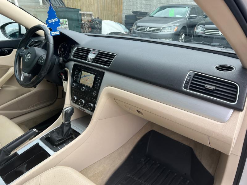 Volkswagen Passat 2.5L SE AT 2012