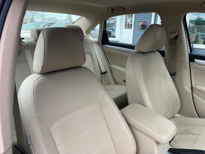 Volkswagen Passat 2.5L SE AT 2012