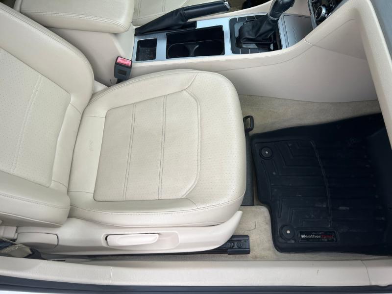 Volkswagen Passat 2.5L SE AT 2012
