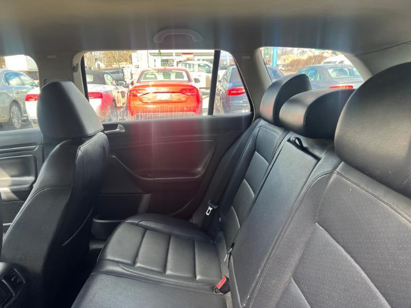 Volkswagen Jetta SportWagen 2.0L TDI 2011