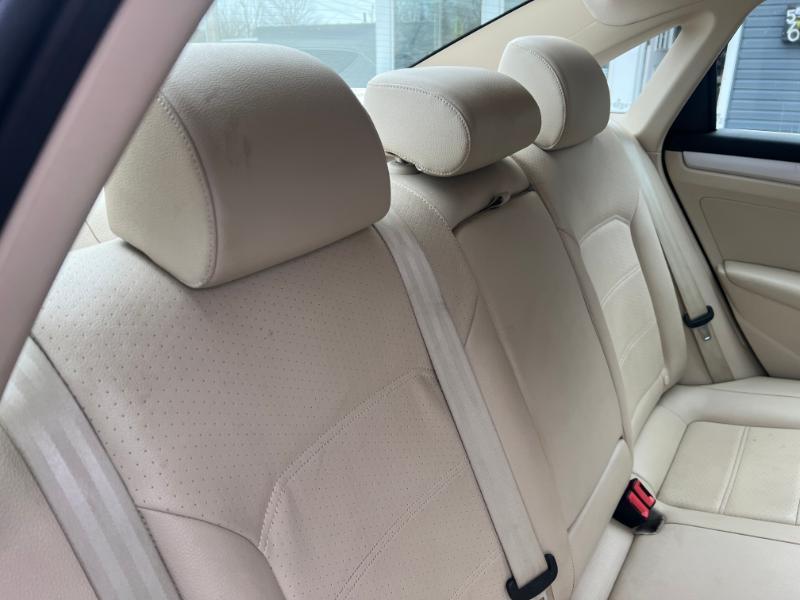 Volkswagen Passat 2.0L TDI SEL2 2012