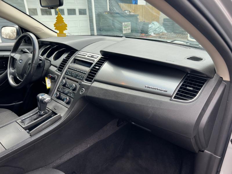 Ford Taurus SEL FWD 2011