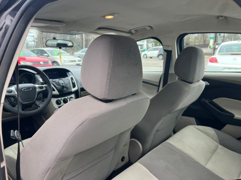 Ford Focus SE Sedan 2013