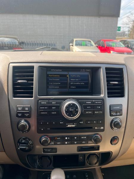 Nissan Armada Platinum 4WD 2011