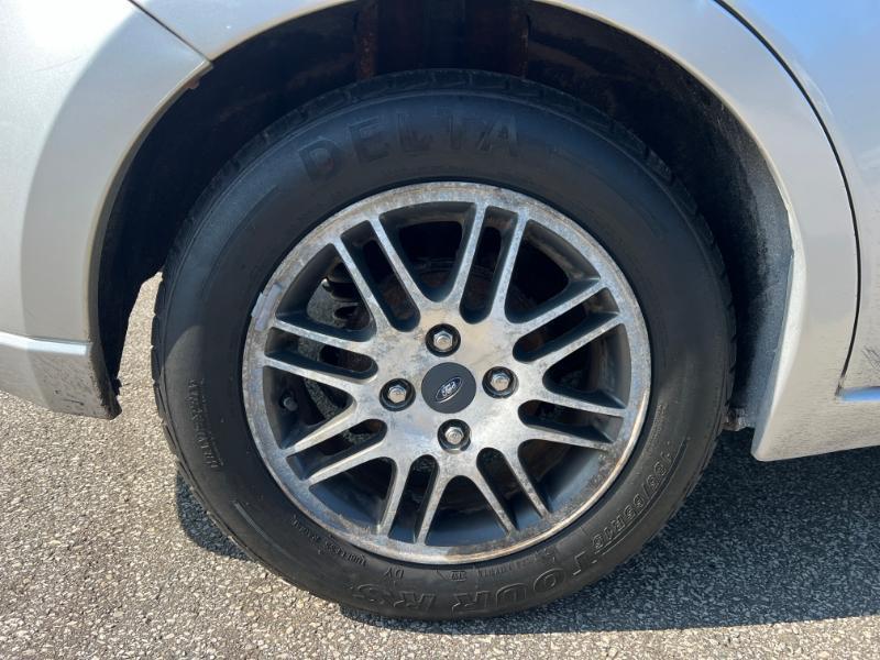 Ford Focus SE Sedan 2010