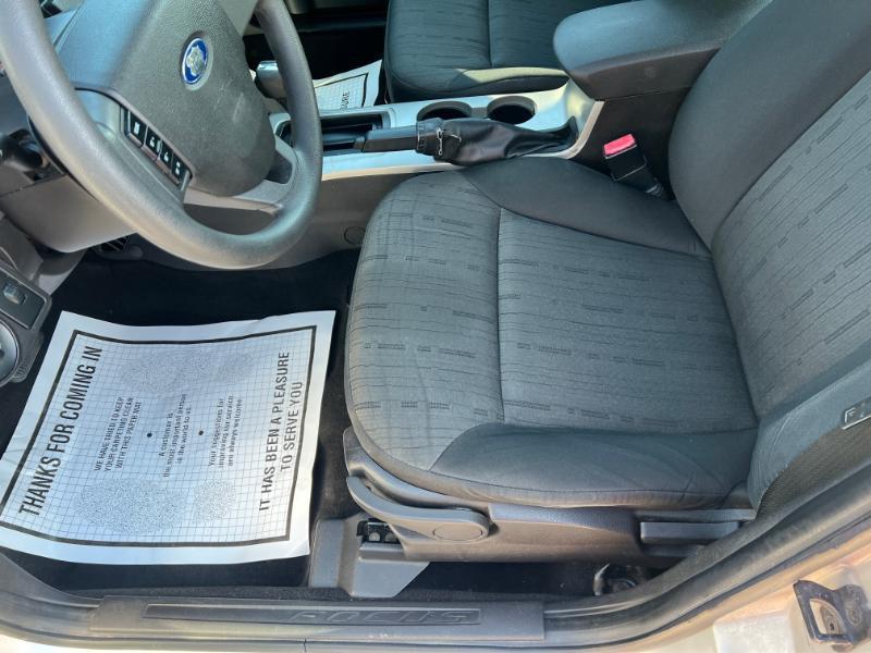 Ford Focus SE Sedan 2010