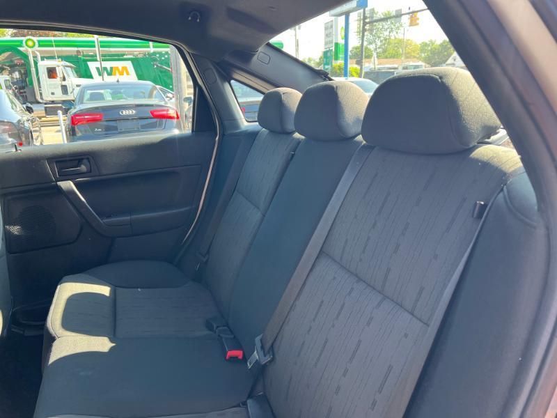 Ford Focus SE Sedan 2010