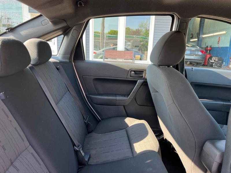 Ford Focus SE Sedan 2010