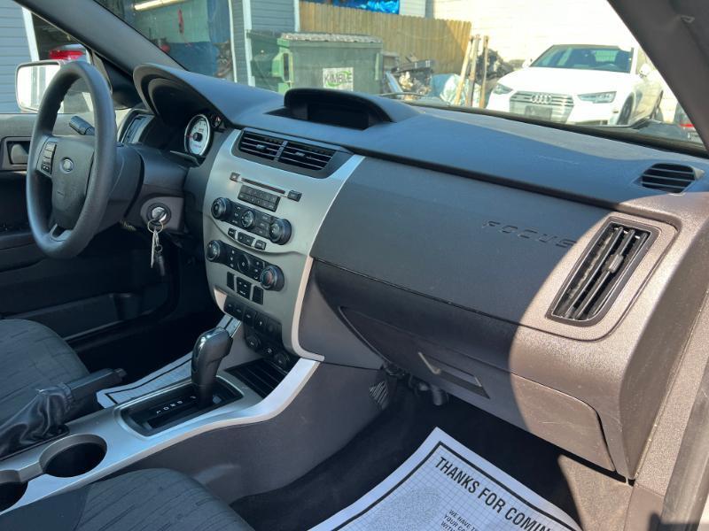 Ford Focus SE Sedan 2010