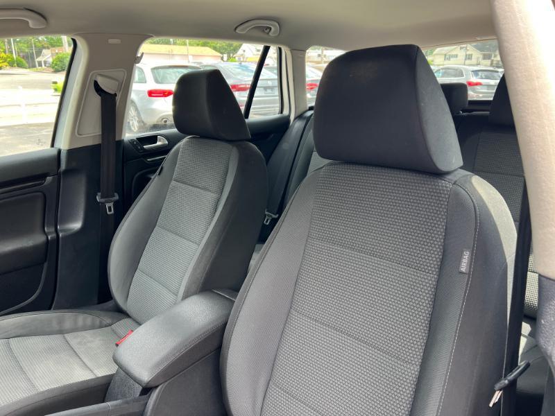 Volkswagen Jetta SportWagen 2.5L S 2011