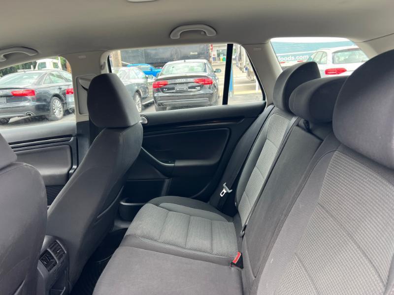 Volkswagen Jetta SportWagen 2.5L S 2011