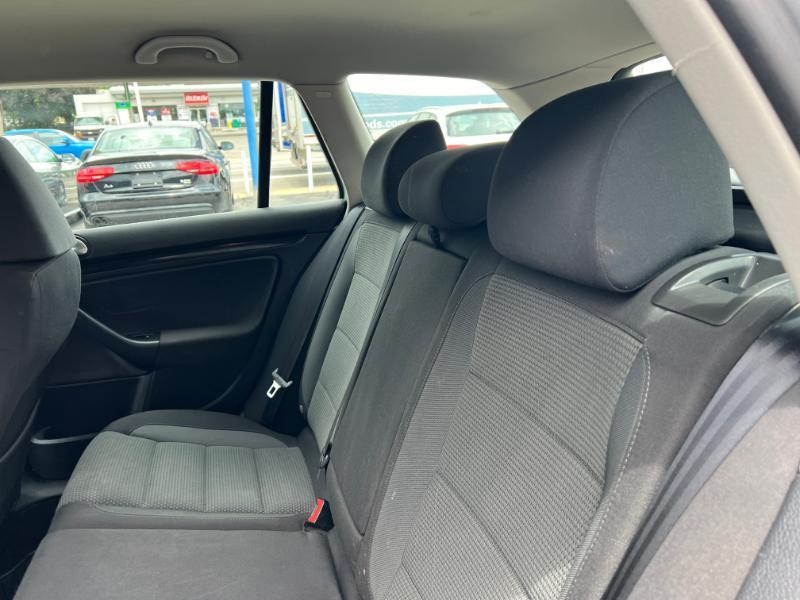 Volkswagen Jetta SportWagen 2.5L S 2011