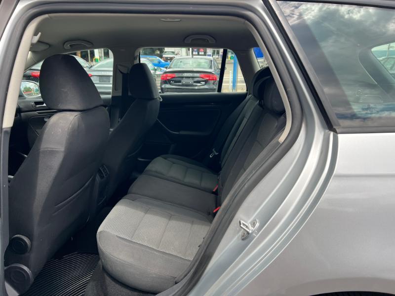 Volkswagen Jetta SportWagen 2.5L S 2011