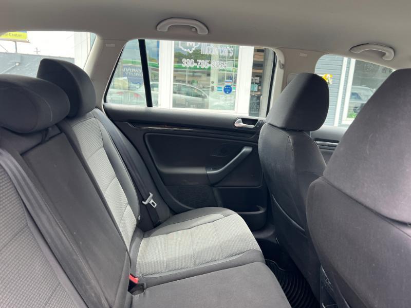 Volkswagen Jetta SportWagen 2.5L S 2011