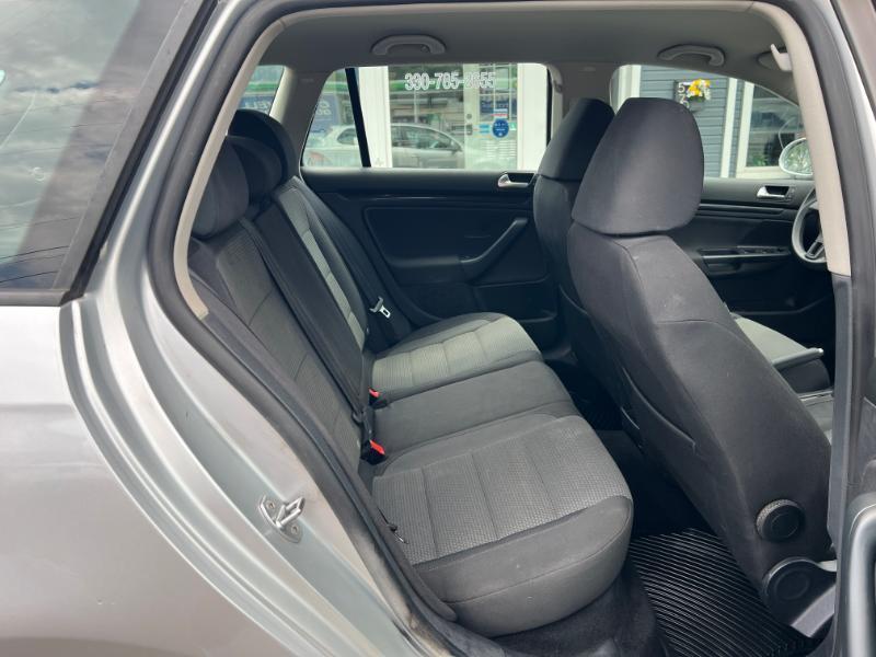 Volkswagen Jetta SportWagen 2.5L S 2011