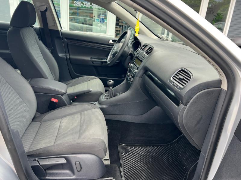 Volkswagen Jetta SportWagen 2.5L S 2011