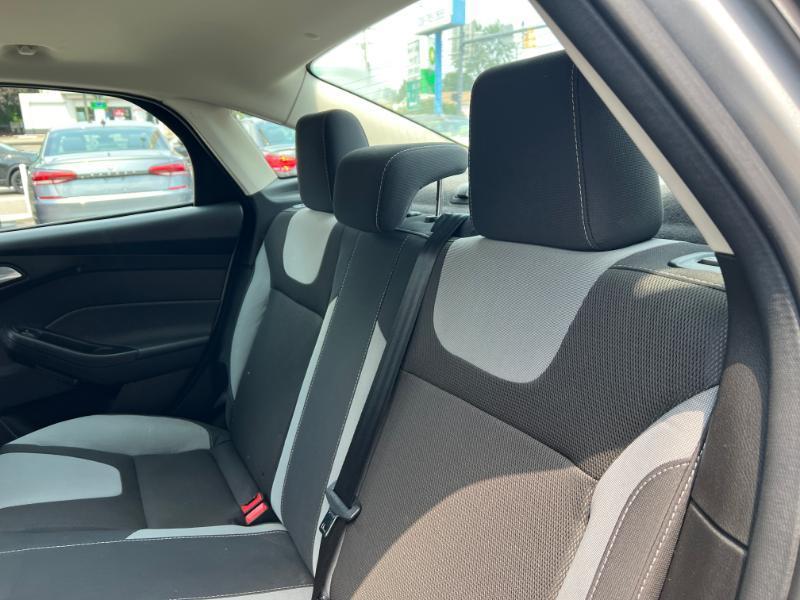 Ford Focus SE Sedan 2012
