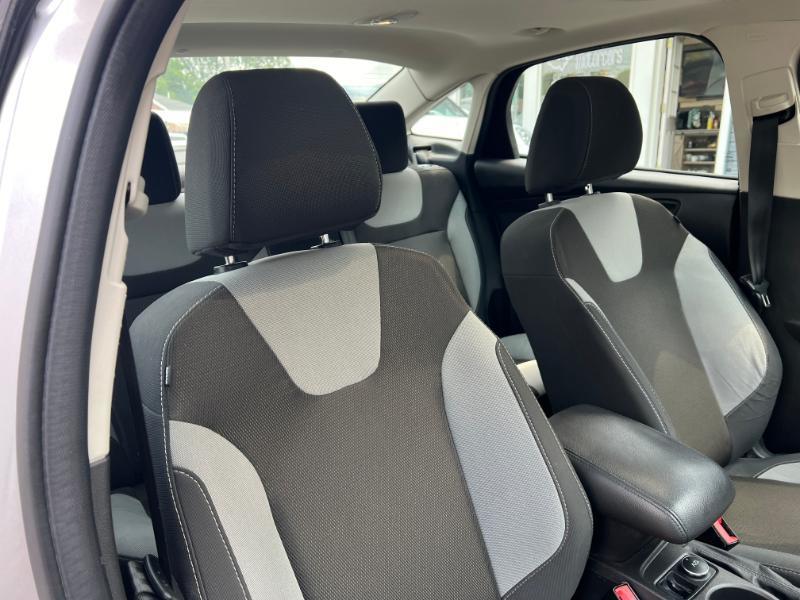 Ford Focus SE Sedan 2012
